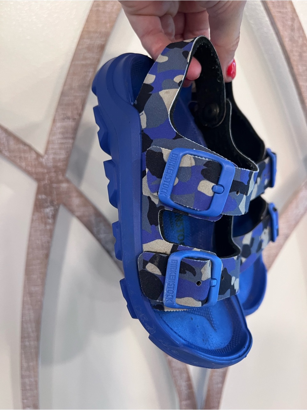EUC BIRKENSTOCK MOGAMI
Kids' Ultra Blue Camo Sandals size 11 Boys - Picture 3 of 4